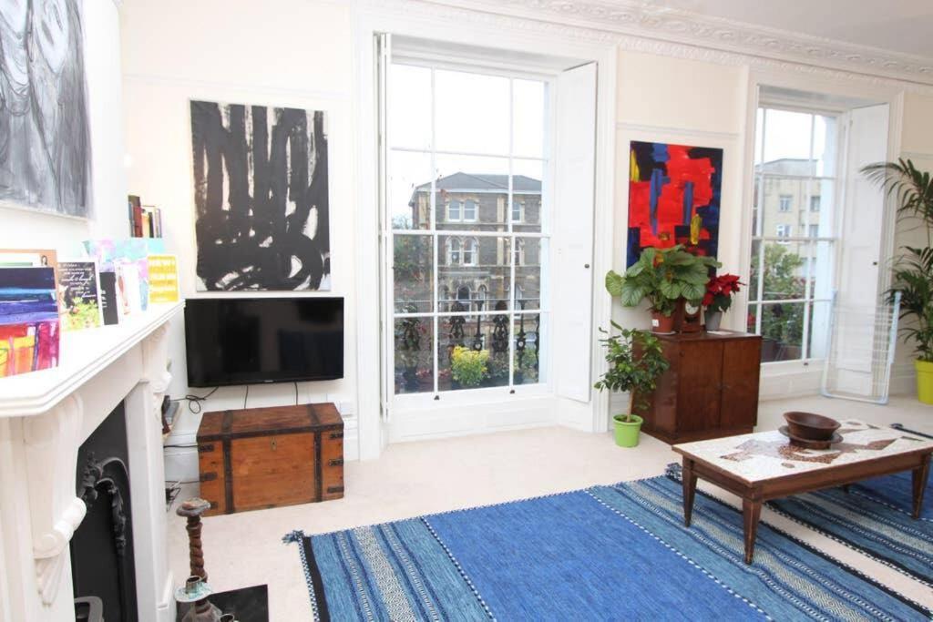 Stunning Arty Apartment In The Heart Of Clifton Bristol Bagian luar foto